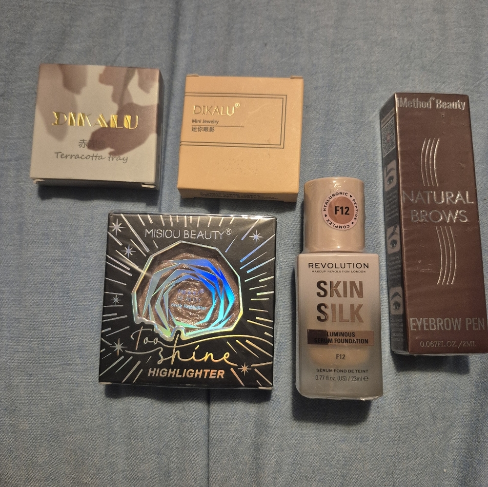 NWT 5 piece makeup nudes bundle